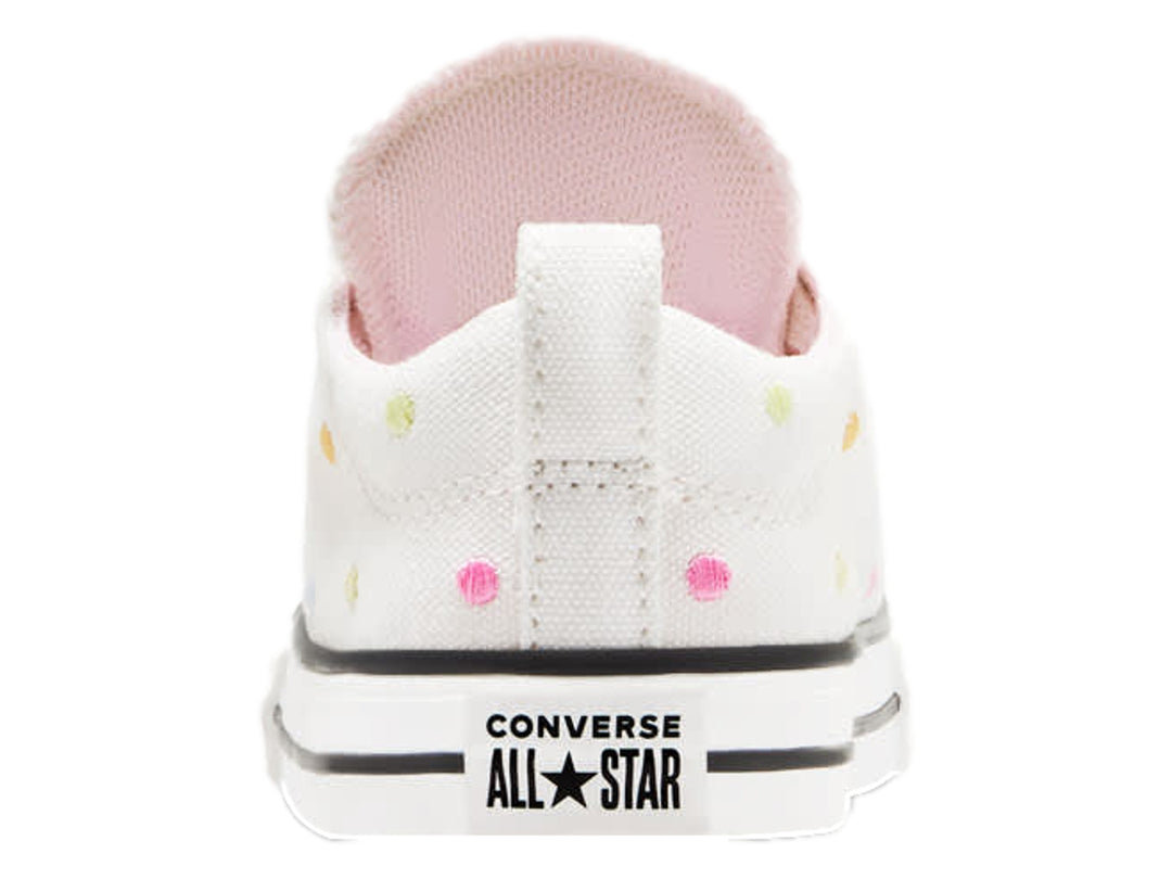 Tenis Converse blancos de corte bajo con lunares de colores.