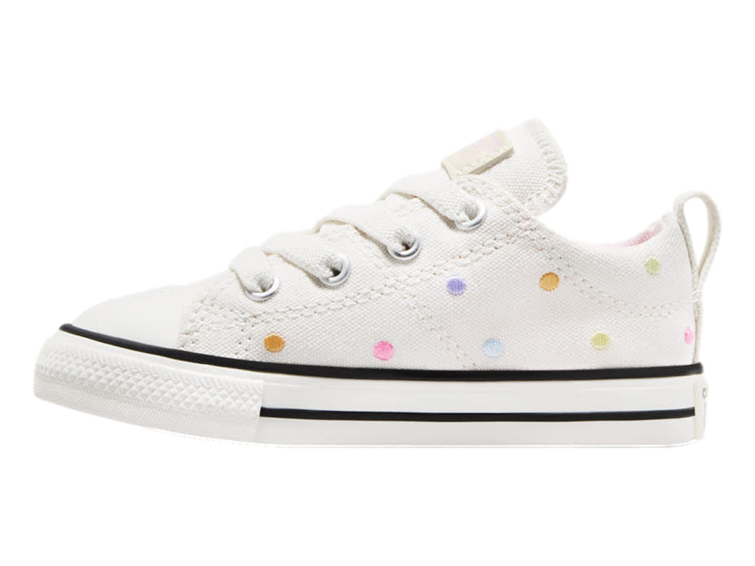 Tenis Converse blancos de corte bajo con lunares de colores.