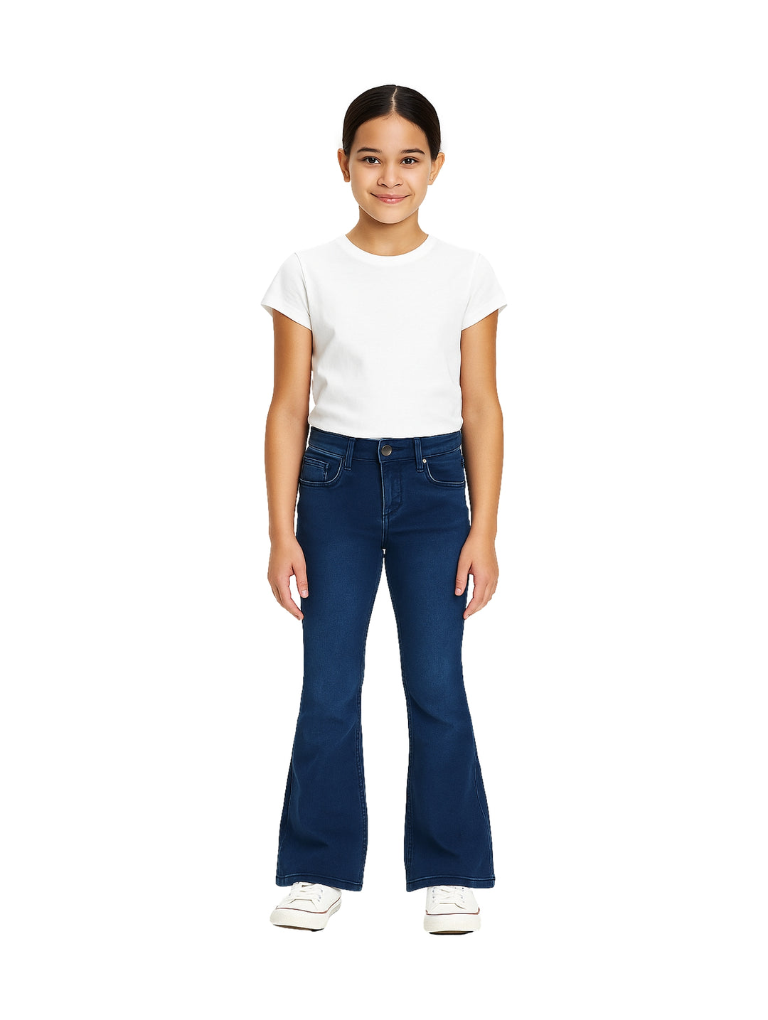Niña vistiendo pantalón de mezclilla azul oscuro de corte acampanado y playera blanca.
