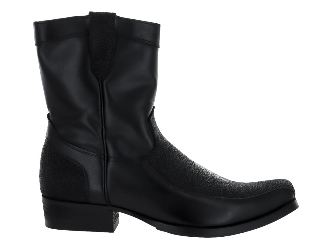Bota vaquera color negro con detalle de textura imitación mantarraya en el empeine y talón.