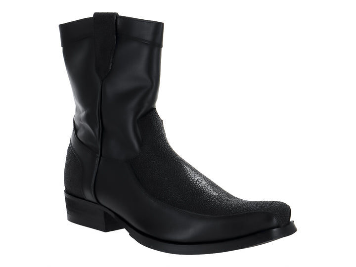 Bota vaquera color negro con detalle de textura imitación mantarraya en el empeine y talón.