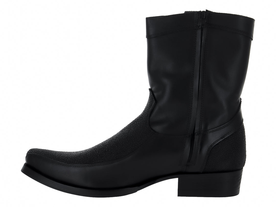 Bota vaquera color negro con detalle de textura imitación mantarraya en el empeine y talón.