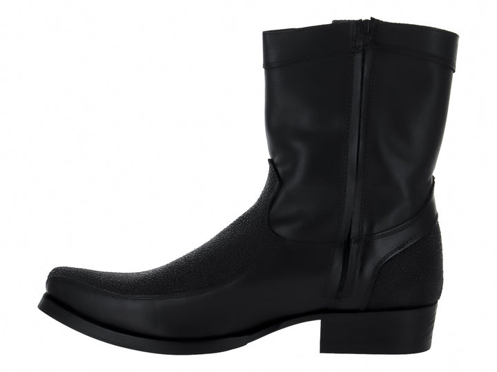 Bota vaquera color negro con detalle de textura imitación mantarraya en el empeine y talón.