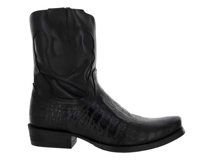 Bota vaquera para hombre en color negro con textura de imitación panza de coco y punta cuadrada.