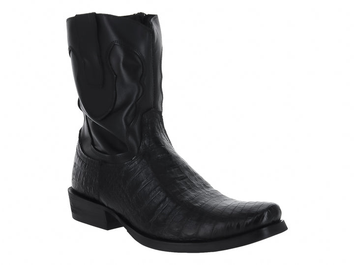 Bota vaquera para hombre en color negro con textura de imitación panza de coco y punta cuadrada.