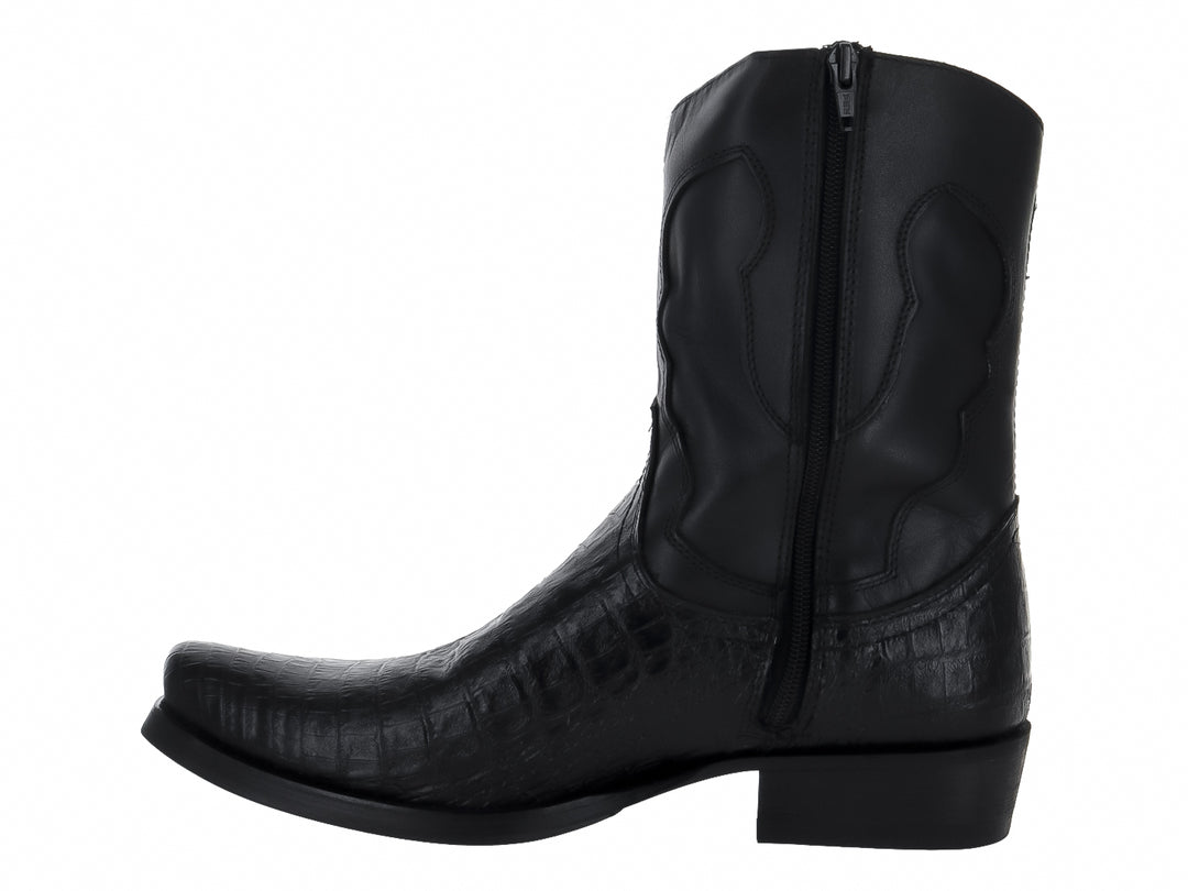 Bota vaquera para hombre en color negro con textura de imitación panza de coco y punta cuadrada.