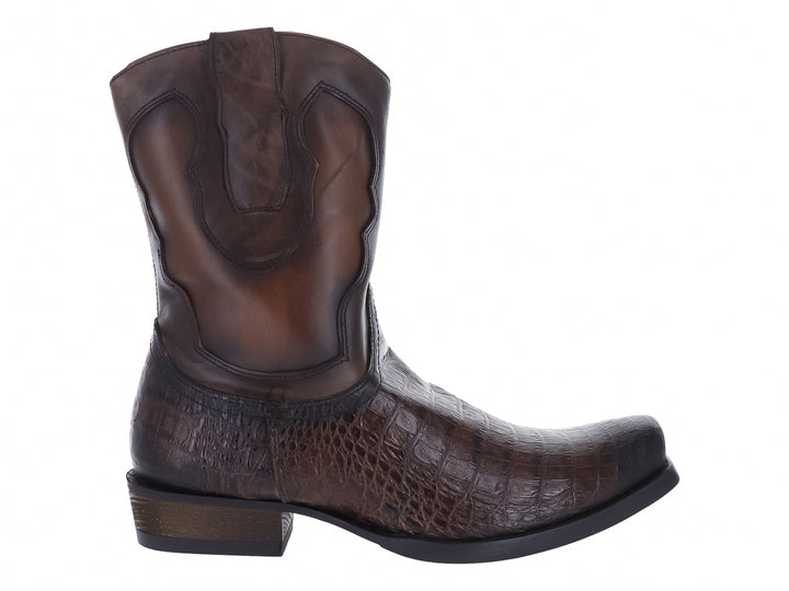 Bota vaquera marrón con textura de cocodrilo en el pie y acabado liso en la caña.