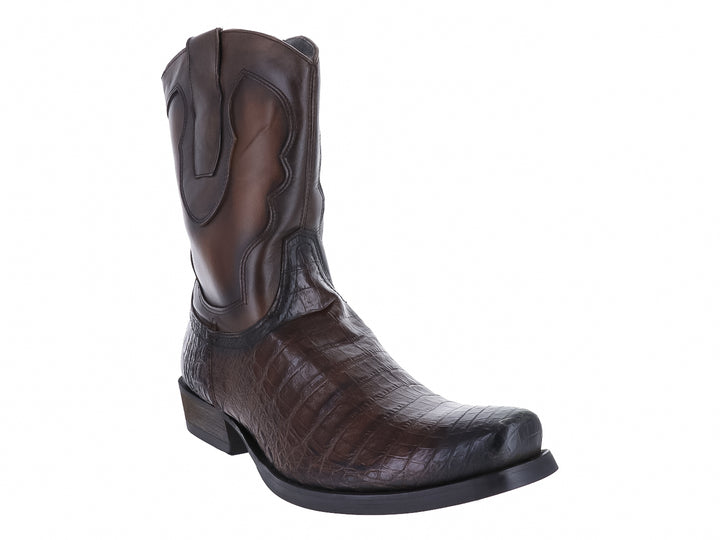 Bota vaquera marrón con textura de cocodrilo en el pie y acabado liso en la caña.