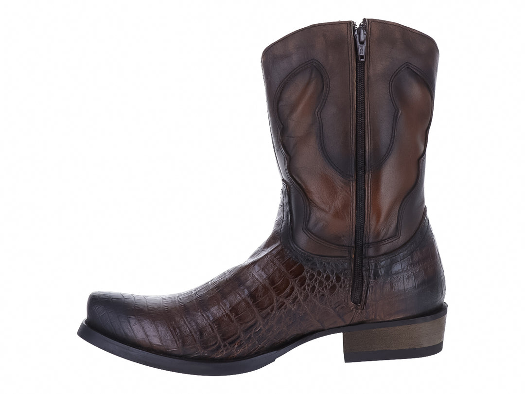 Bota vaquera marrón con textura de cocodrilo en el pie y acabado liso en la caña.