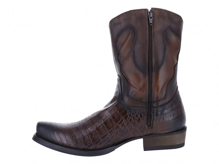 Bota vaquera marrón con textura de cocodrilo en el pie y acabado liso en la caña.
