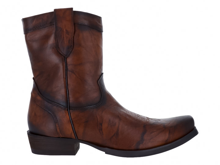 Bota de cuero color marrón con acabado envejecido y suela negra, estilo vaquero.