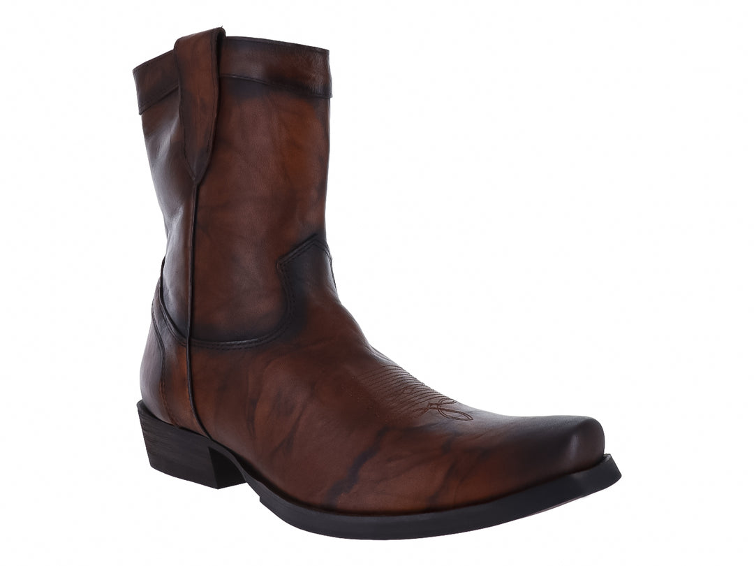 Bota de cuero color marrón con acabado envejecido y suela negra, estilo vaquero.