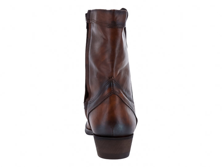Bota de cuero color marrón con acabado envejecido y suela negra, estilo vaquero.