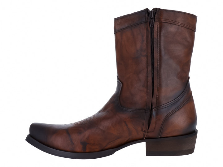 Bota de cuero color marrón con acabado envejecido y suela negra, estilo vaquero.