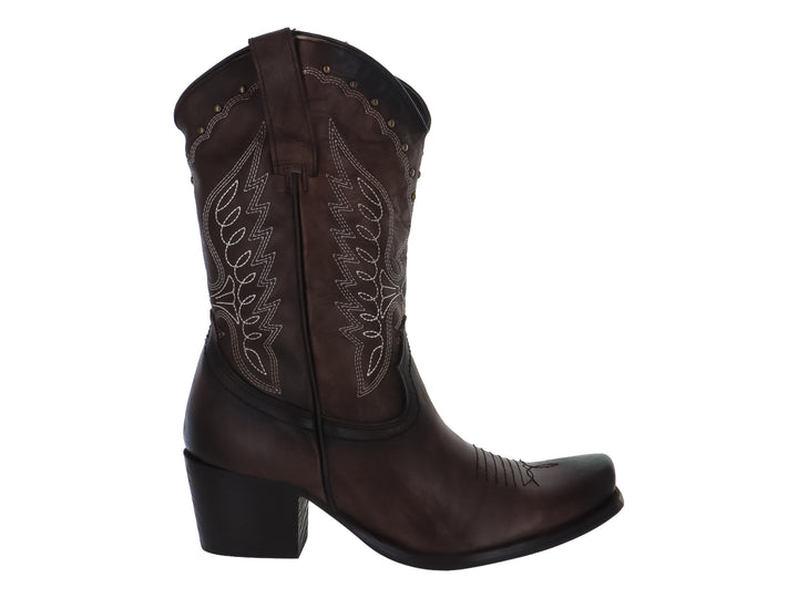 Bota vaquera de piel color marrón con bordados decorativos y tacón cuadrado.