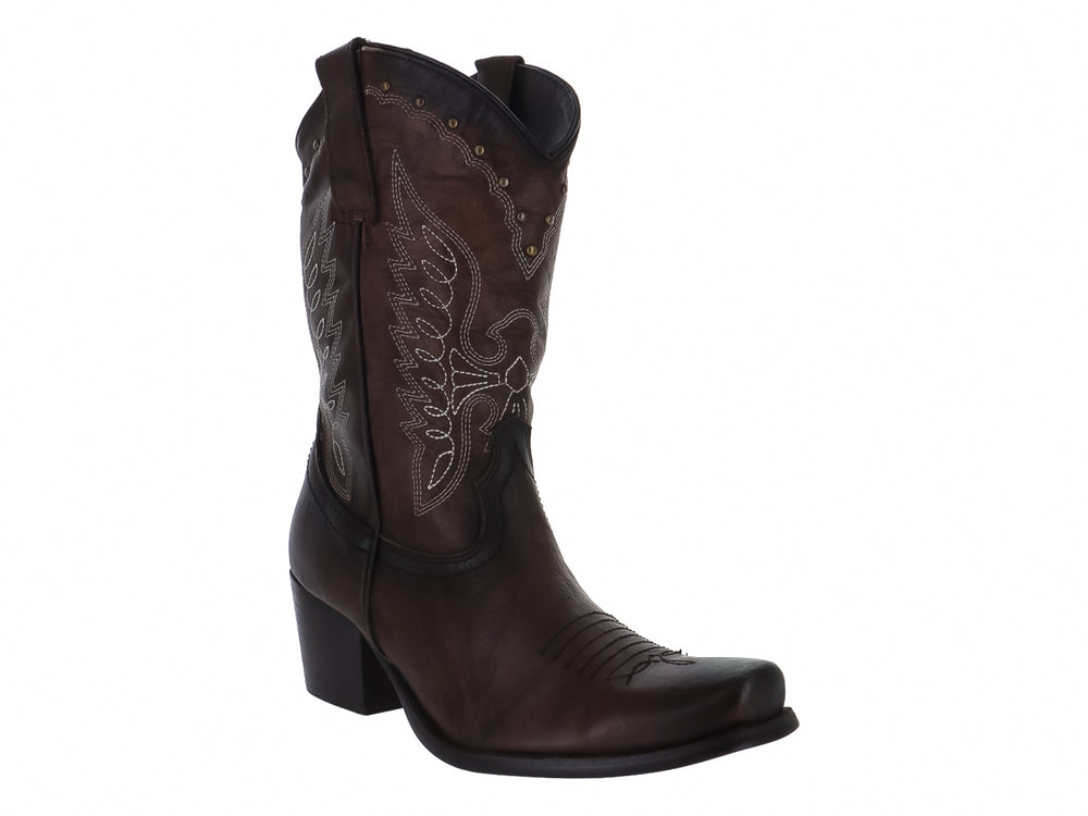 Bota vaquera de piel color marrón con bordados decorativos y tacón cuadrado.