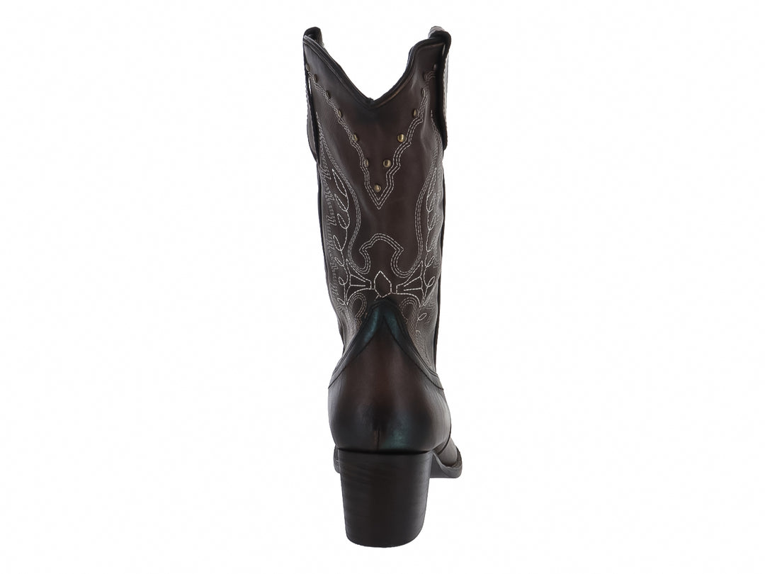 Bota vaquera de piel color marrón con bordados decorativos y tacón cuadrado.