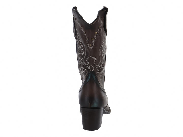 Bota vaquera de piel color marrón con bordados decorativos y tacón cuadrado.