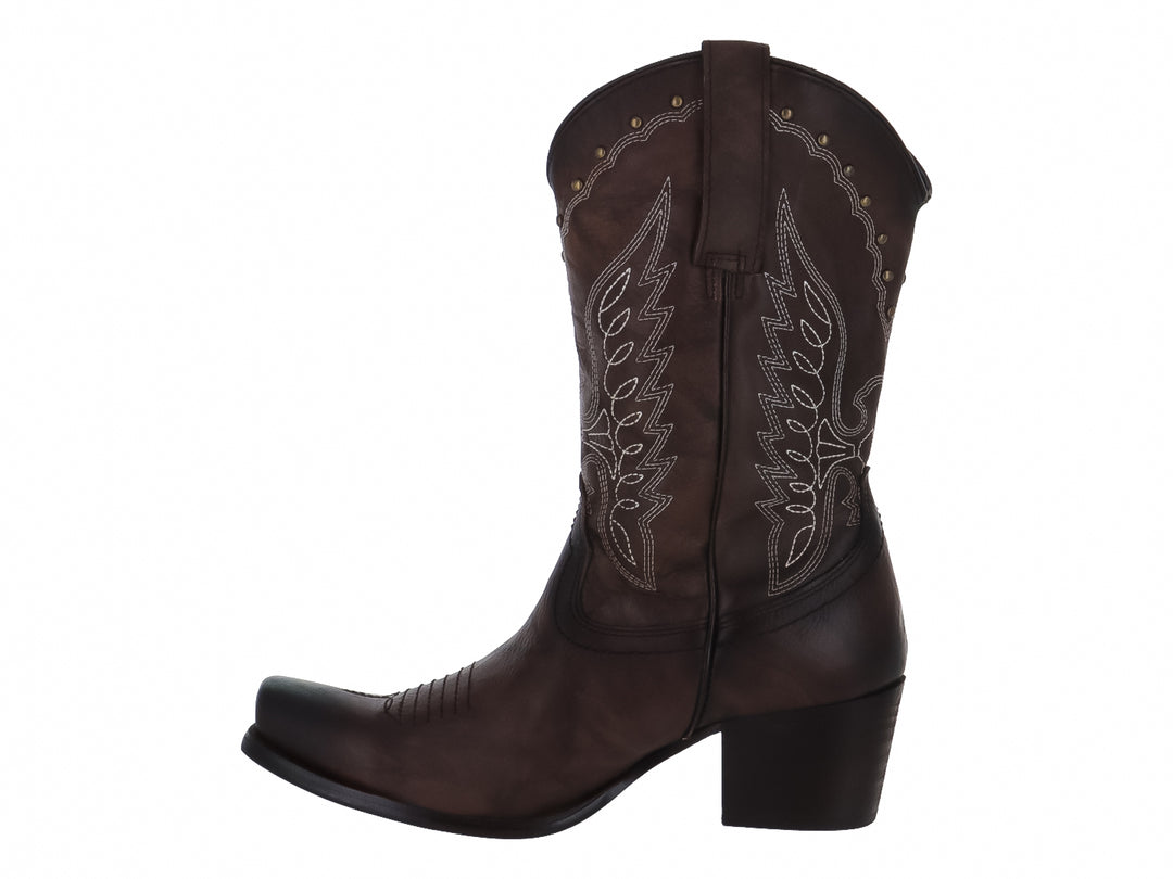 Bota vaquera de piel color marrón con bordados decorativos y tacón cuadrado.