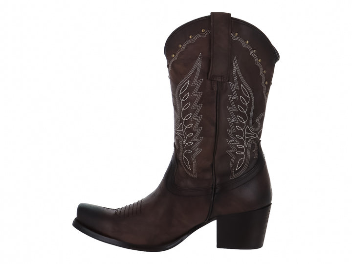 Bota vaquera de piel color marrón con bordados decorativos y tacón cuadrado.
