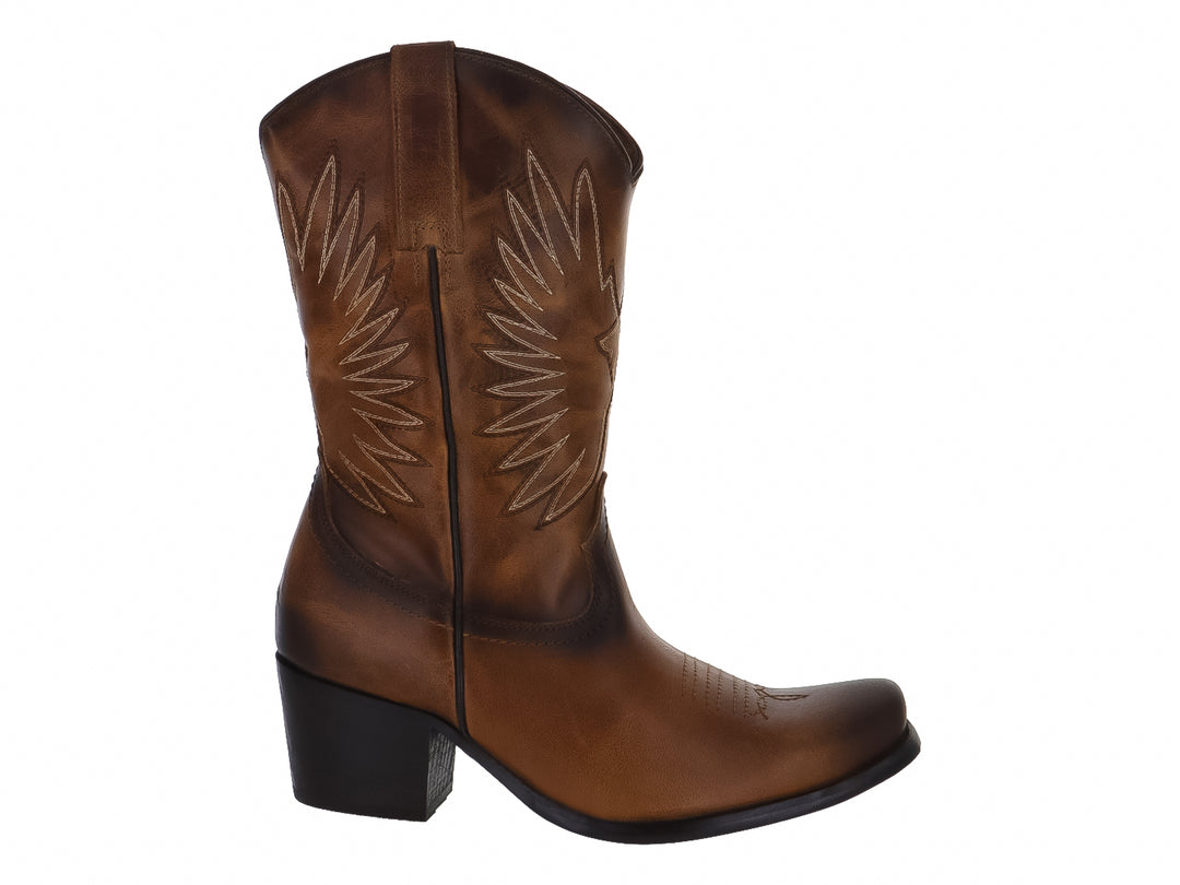 Botas vaqueras de piel color miel con bordados laterales y tacón cuadrado negro.