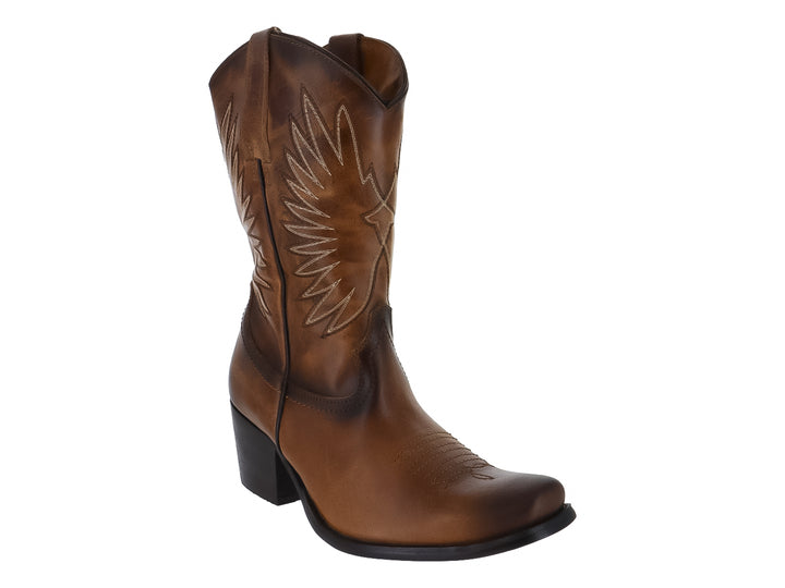 Botas vaqueras de piel color miel con bordados laterales y tacón cuadrado negro.