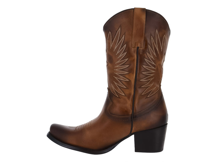 Botas vaqueras de piel color miel con bordados laterales y tacón cuadrado negro.