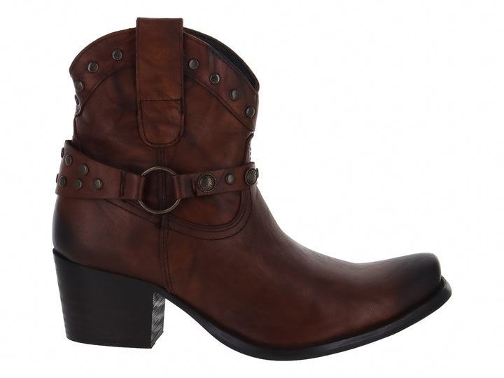 Bota de cuero marrón con tacón cuadrado y correa decorativa con remaches metálicos.