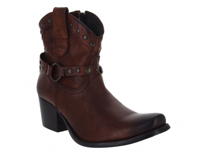 Bota de cuero marrón con tacón cuadrado y correa decorativa con remaches metálicos.