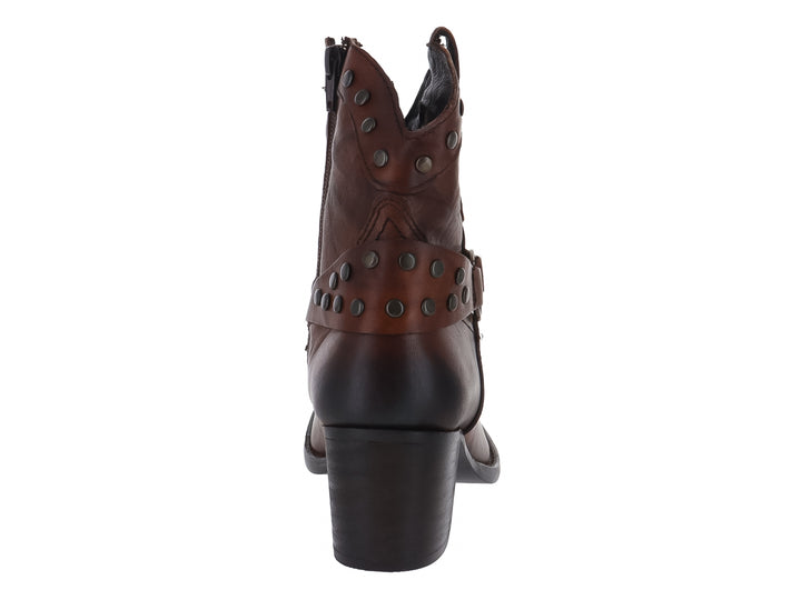Bota de cuero marrón con tacón cuadrado y correa decorativa con remaches metálicos.