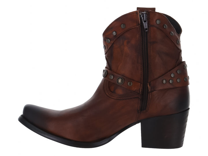 Bota de cuero marrón con tacón cuadrado y correa decorativa con remaches metálicos.