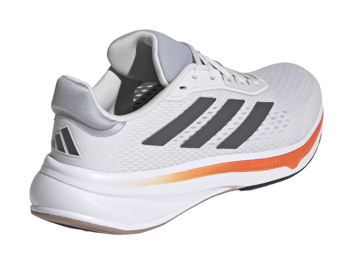 Tenis deportivos Adidas color gris con suela blanca y detalle en naranja.