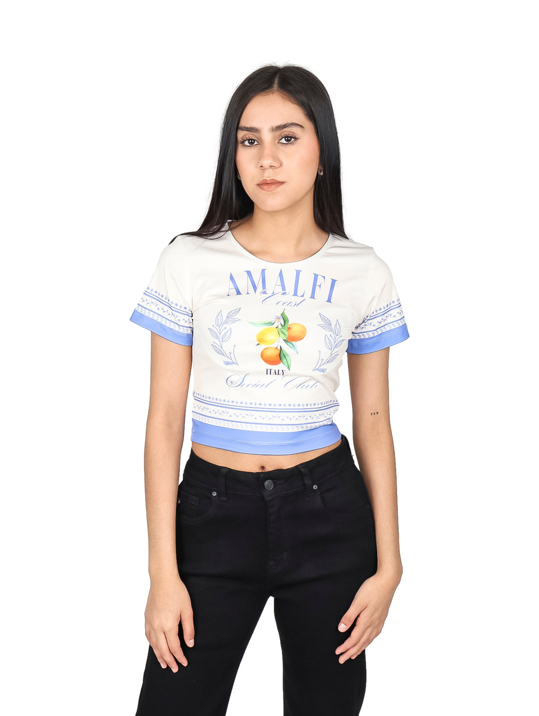 Blusa crop top blanca con bordes azules y estampado central de limones y texto Amalfi Coast.