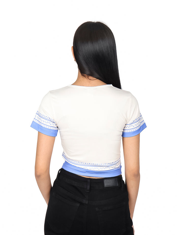 Blusa crop top blanca con bordes azules y estampado central de limones y texto Amalfi Coast.