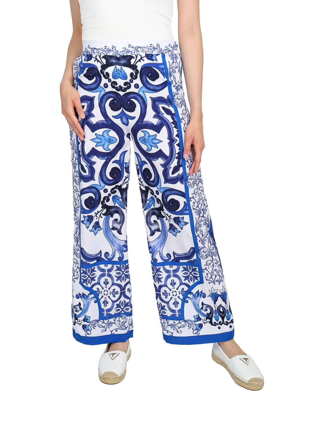 Pantalón de pierna ancha con estampado ornamental en colores azul y blanco.