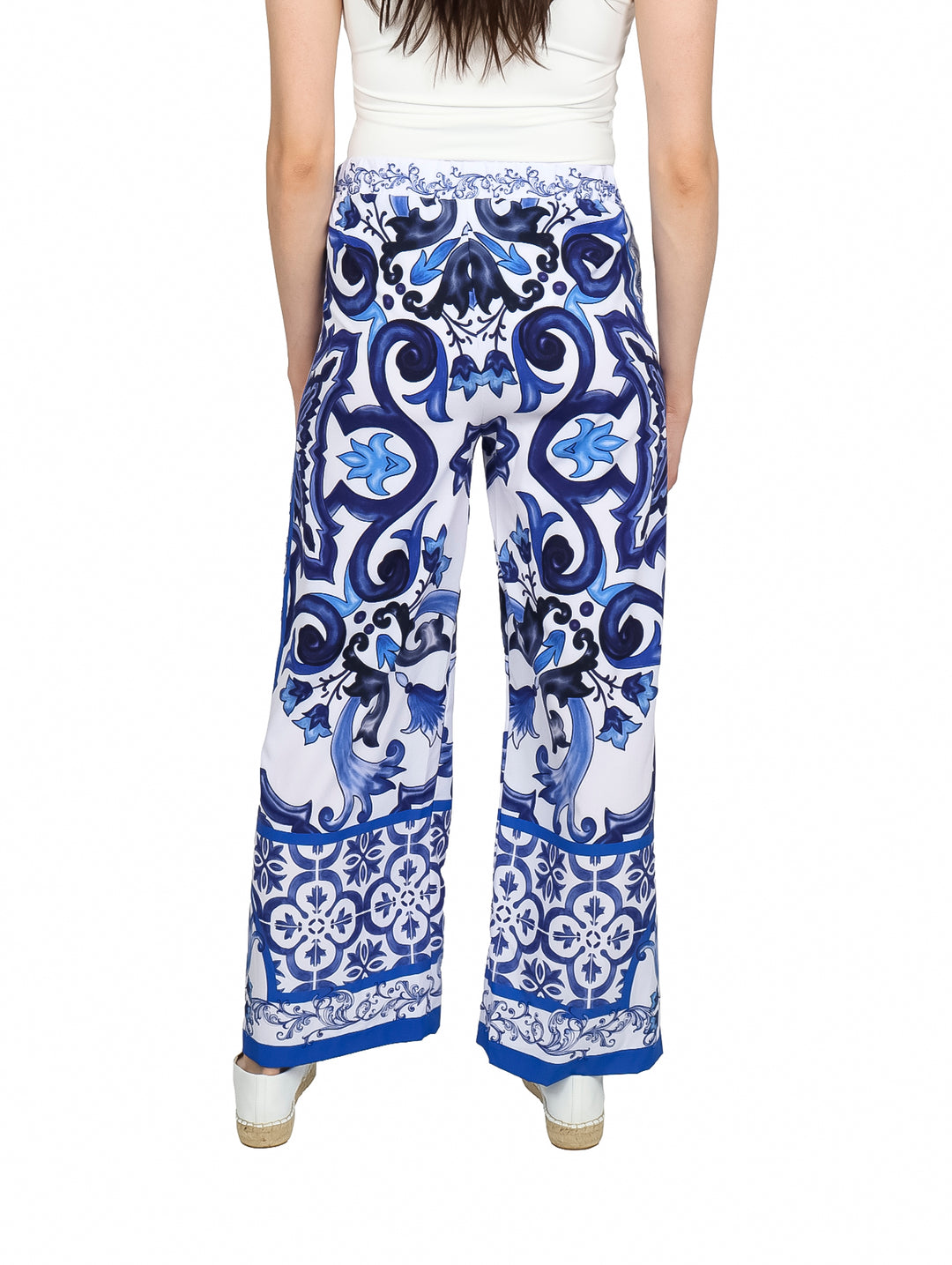 Pantalón de pierna ancha con estampado ornamental en colores azul y blanco.