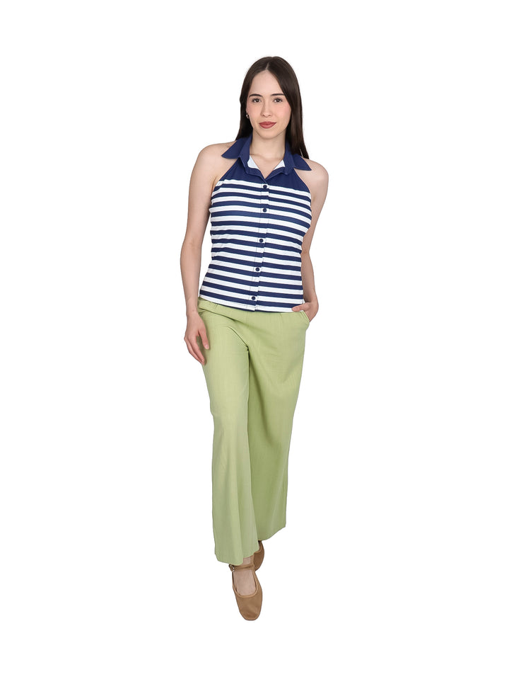 Blusa estilo halter a rayas horizontales azul marino y blanco con botones frontales.