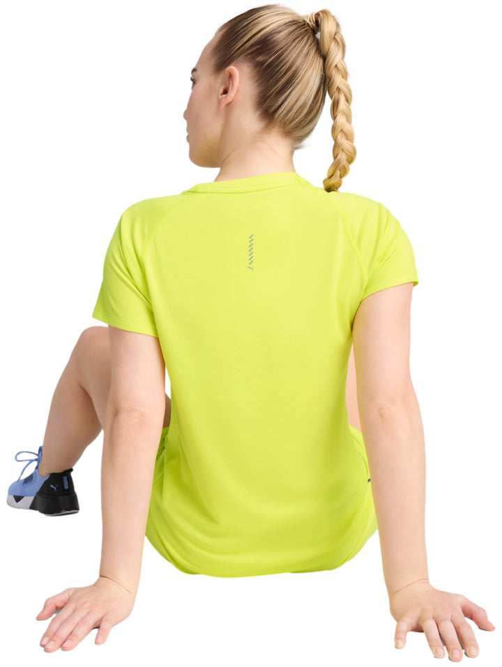 Mujer vistiendo conjunto deportivo PUMA color amarillo limón compuesto por camiseta de manga corta y shorts.