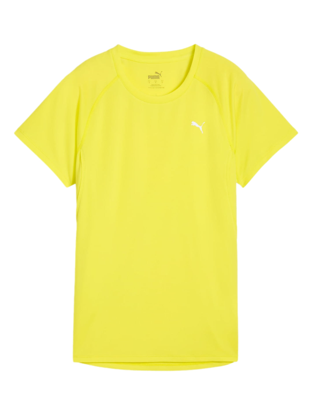 Mujer vistiendo conjunto deportivo PUMA color amarillo limón compuesto por camiseta de manga corta y shorts.