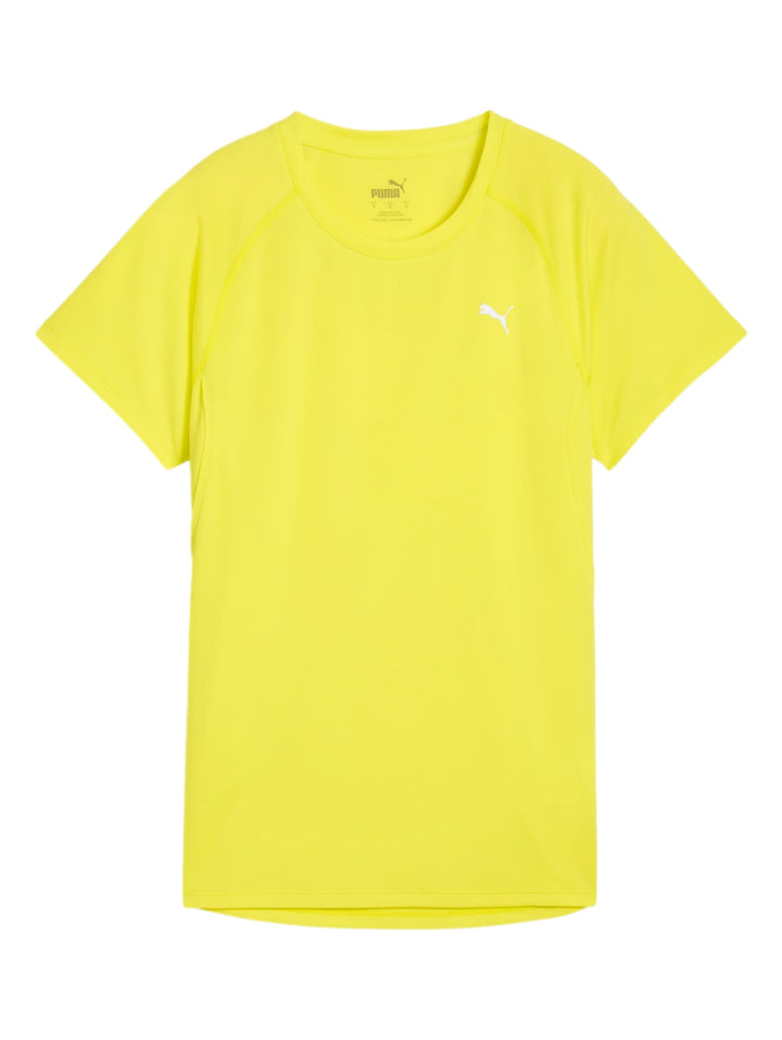 Mujer vistiendo conjunto deportivo PUMA color amarillo limón compuesto por camiseta de manga corta y shorts.