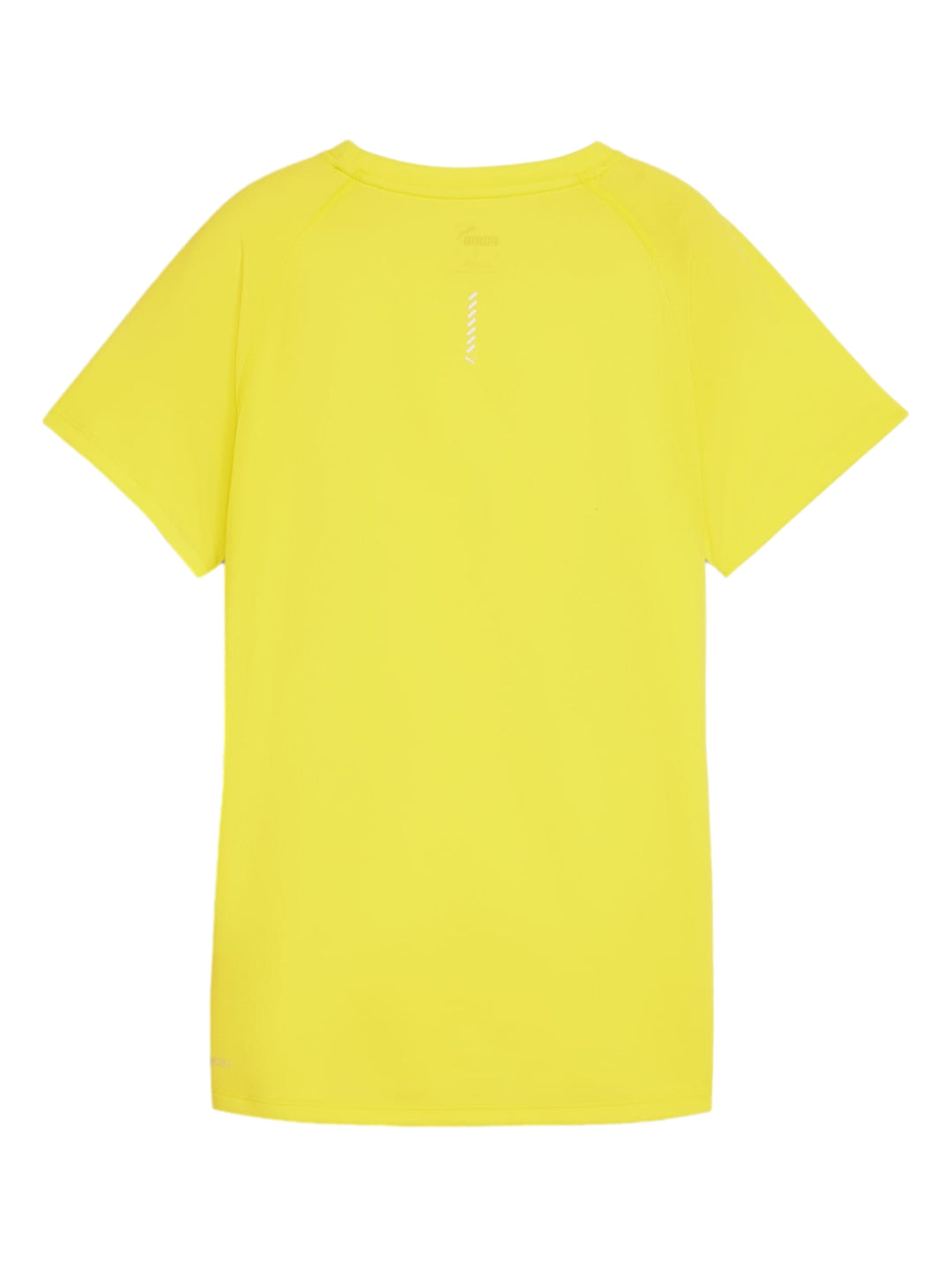 Mujer vistiendo conjunto deportivo PUMA color amarillo limón compuesto por camiseta de manga corta y shorts.