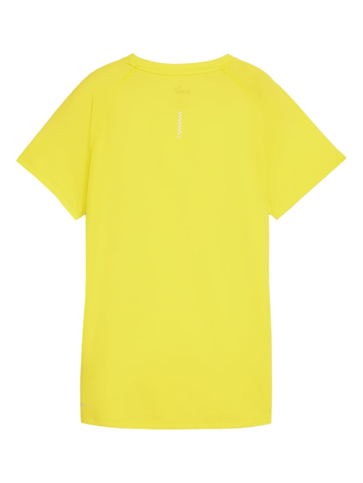 Mujer vistiendo conjunto deportivo PUMA color amarillo limón compuesto por camiseta de manga corta y shorts.