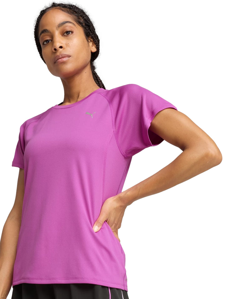 Mujer vistiendo playera deportiva PUMA color Wild Berry de manga corta y cuello redondo.