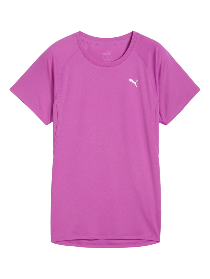 Mujer vistiendo playera deportiva PUMA color Wild Berry de manga corta y cuello redondo.