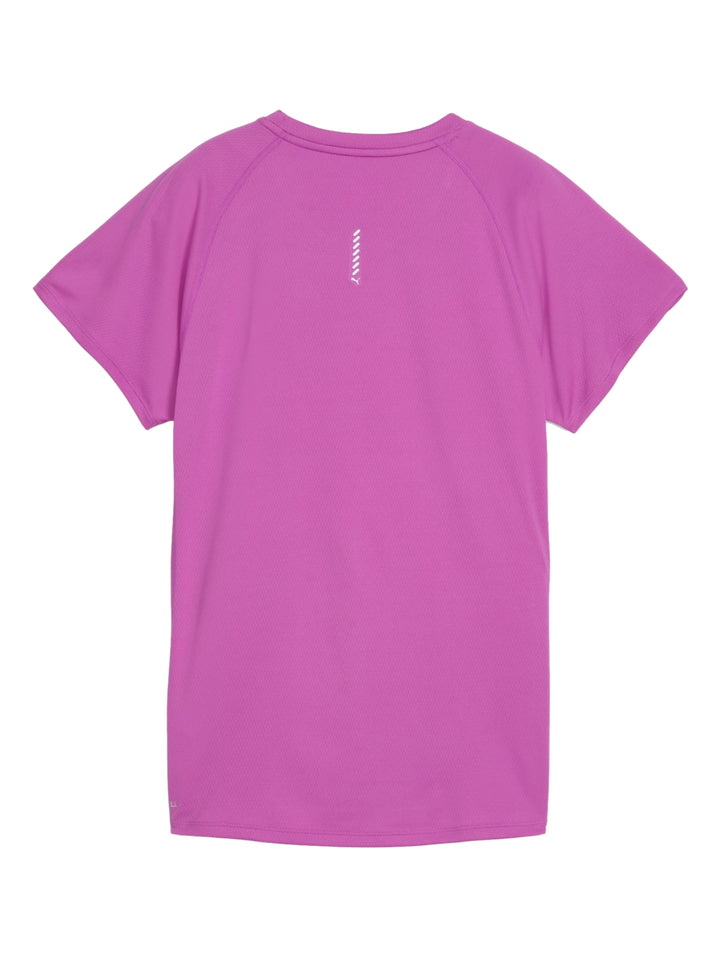Mujer vistiendo playera deportiva PUMA color Wild Berry de manga corta y cuello redondo.