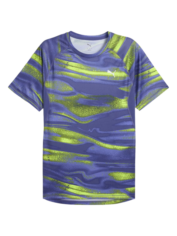 Hombre vistiendo conjunto deportivo PUMA azul con estampado abstracto verde lima.