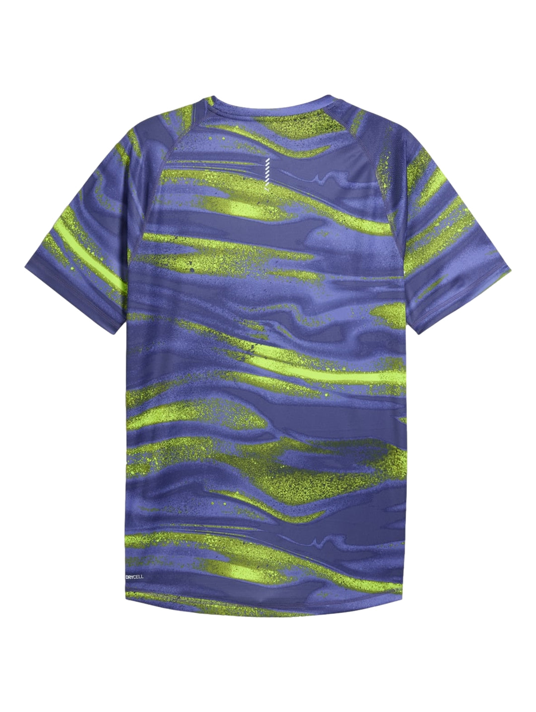 Hombre vistiendo conjunto deportivo PUMA azul con estampado abstracto verde lima.