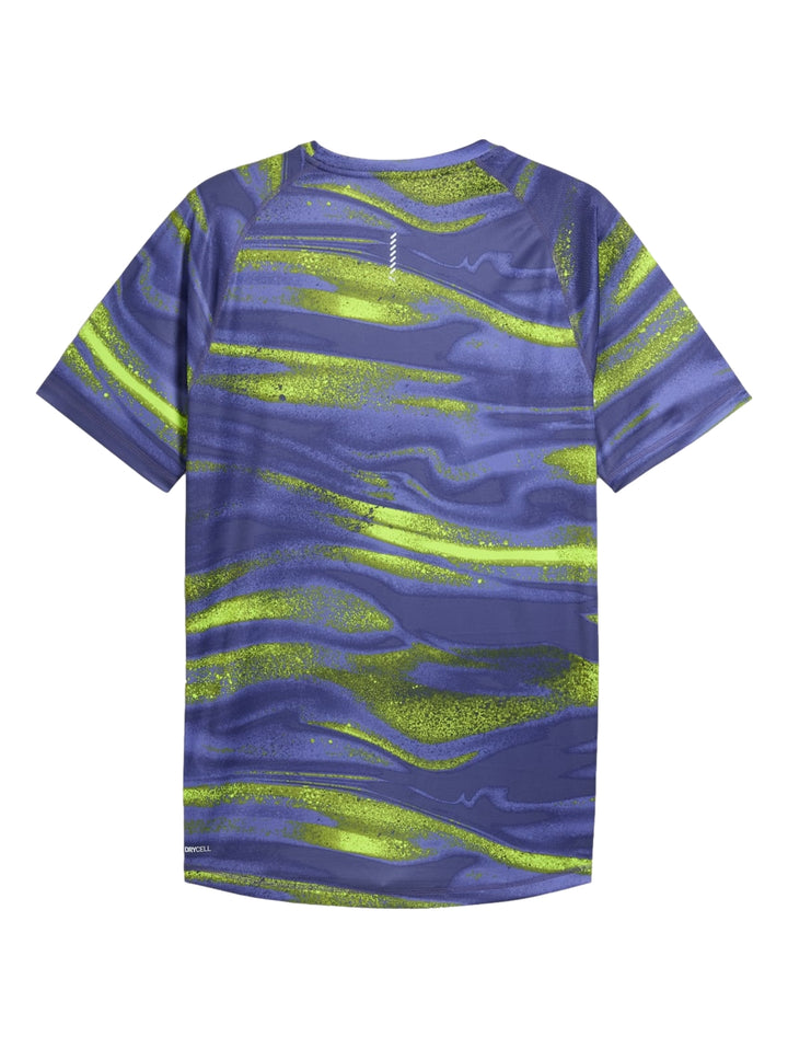 Hombre vistiendo conjunto deportivo PUMA azul con estampado abstracto verde lima.