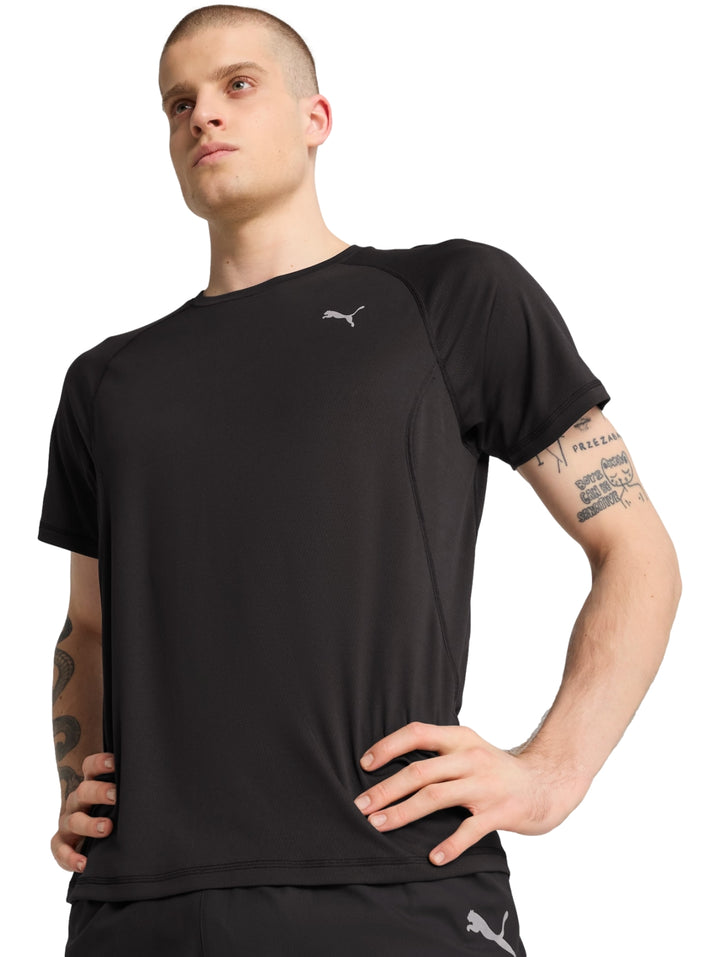 Hombre vistiendo una camiseta deportiva Puma de color negro y manga corta.
