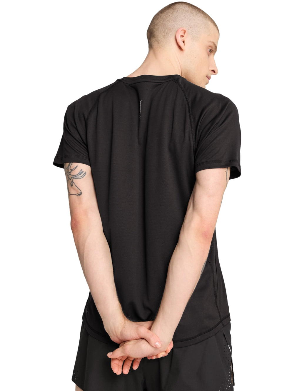 Hombre vistiendo una camiseta deportiva Puma de color negro y manga corta.